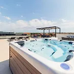 The Skyline Penthouse By Belmont Realty * 자다르