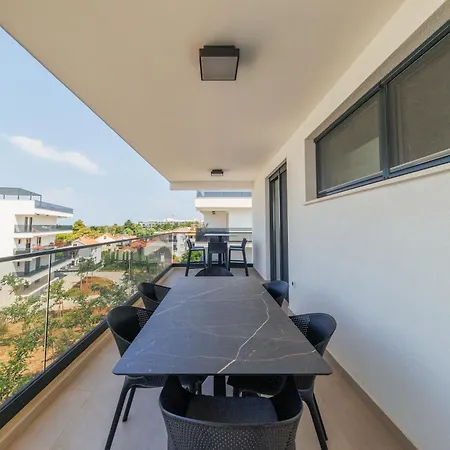 The Skyline Penthouse By Belmont Realty Appartement